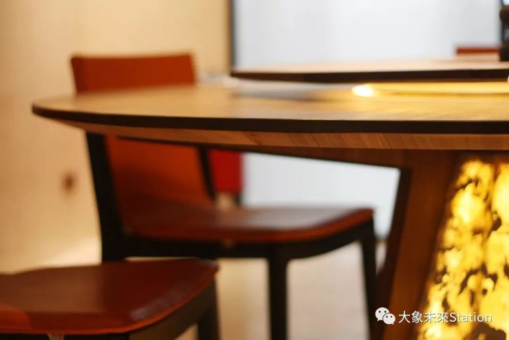 珠江畔的天誉半岛杨宅，融入 270 度江景的现代设计