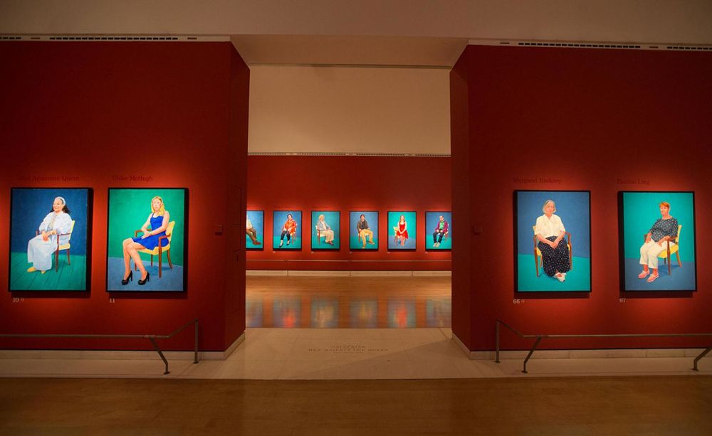 大卫·霍克尼的“82 肖像与 1 静物”展 | 艺术与室内设计的完美结合