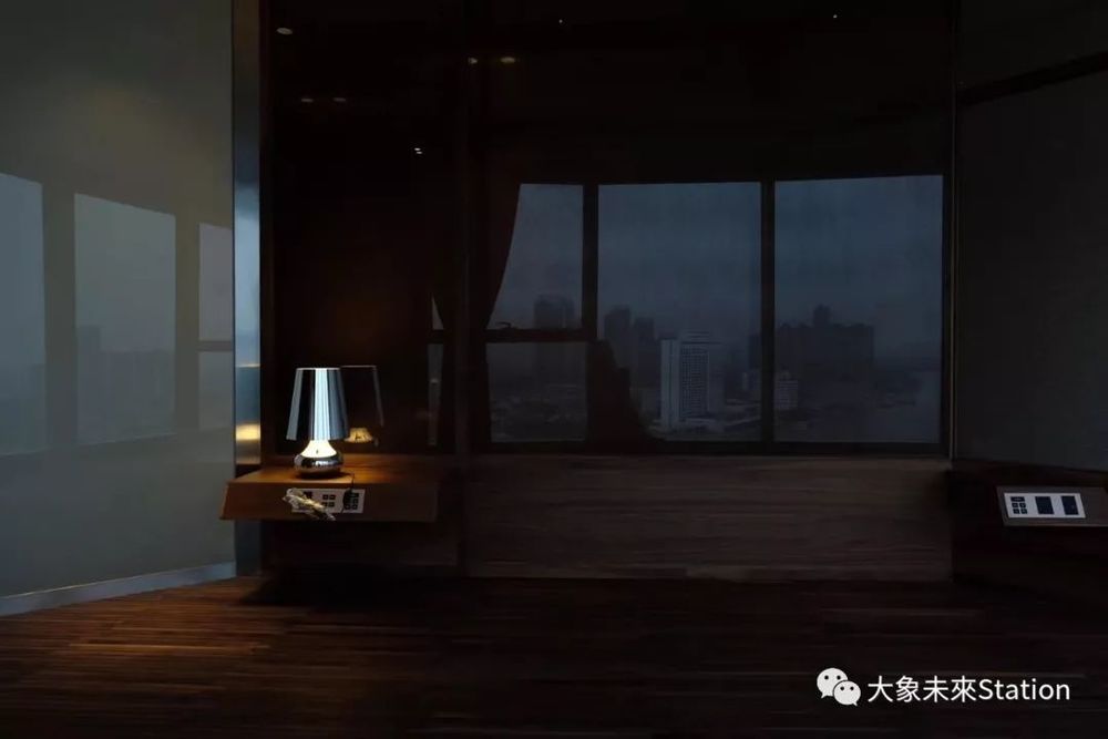 珠江畔的天誉半岛杨宅，融入 270 度江景的现代设计