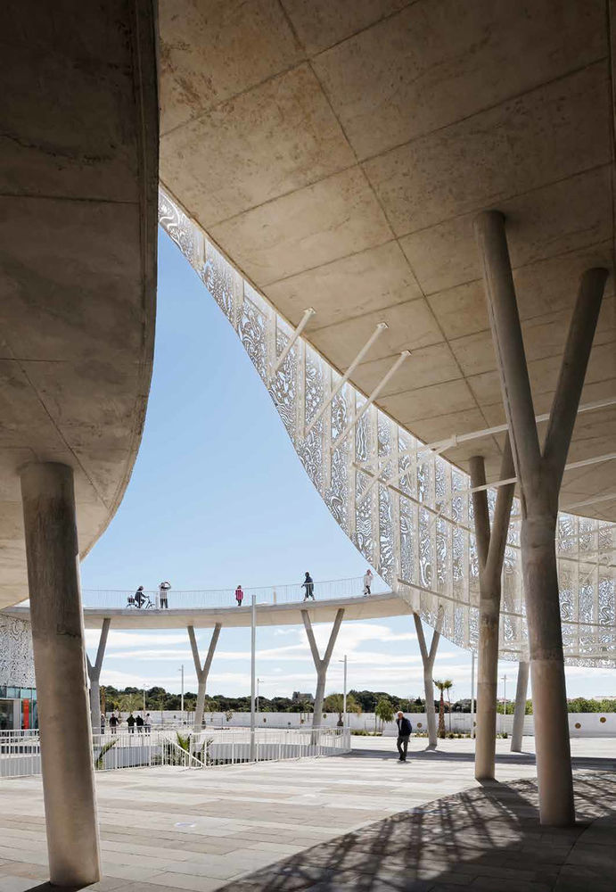 法国 Cap d’Agde 议会宫与赌场——连接陆地与海洋的立体步行广场