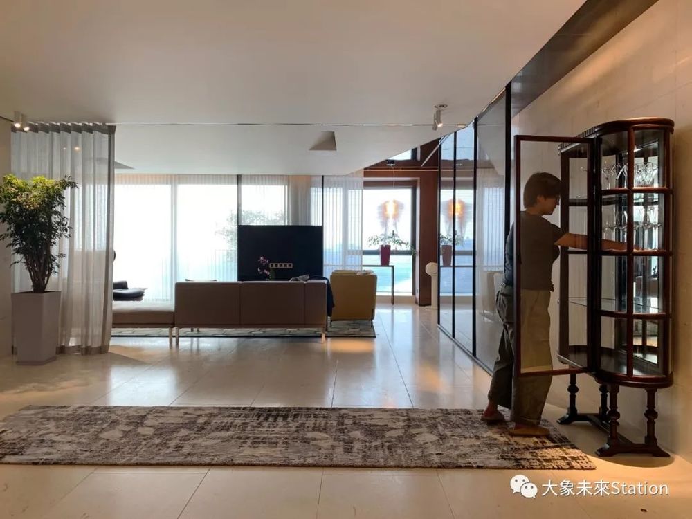 珠江畔的天誉半岛杨宅，融入 270 度江景的现代设计