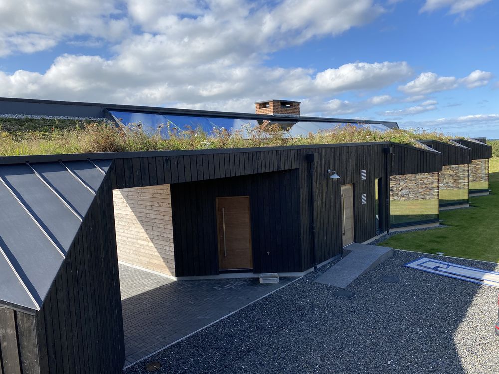 英国康沃尔可持续建筑 - 融入自然美景的现代家庭住宅