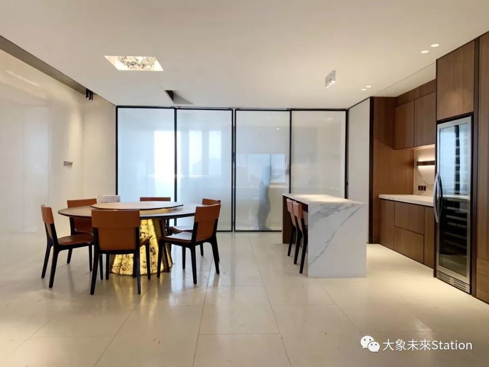 珠江畔的天誉半岛杨宅，融入 270 度江景的现代设计