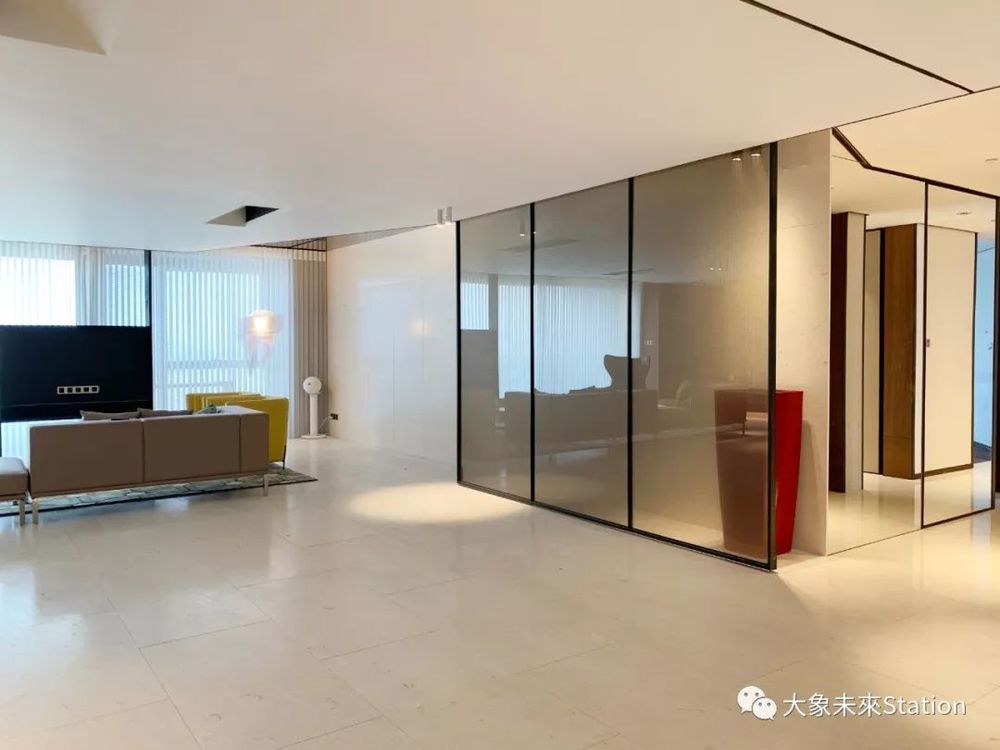 珠江畔的天誉半岛杨宅，融入 270 度江景的现代设计
