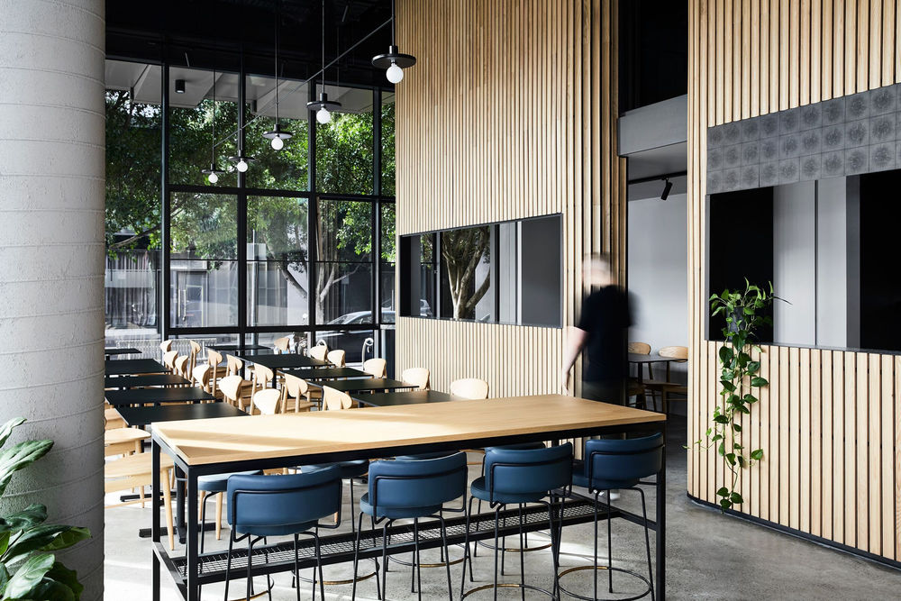 墨尔本 Docklands Cocobei 餐厅 | 工业风与自然温暖的完美融合