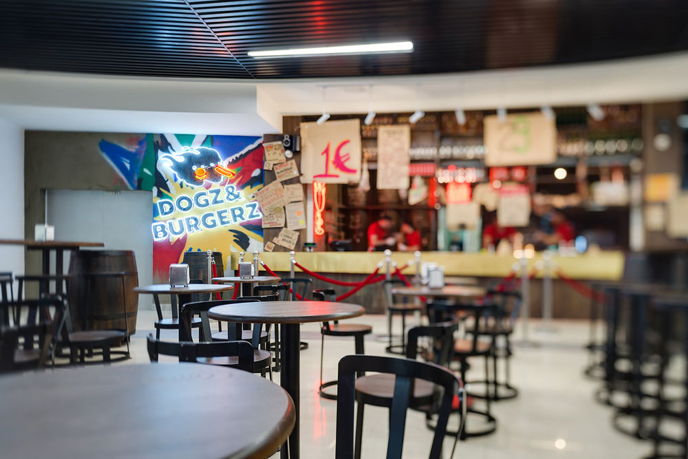 乌克兰基辅"Dogz&Burgers"餐厅 | 简约现代的室内设计