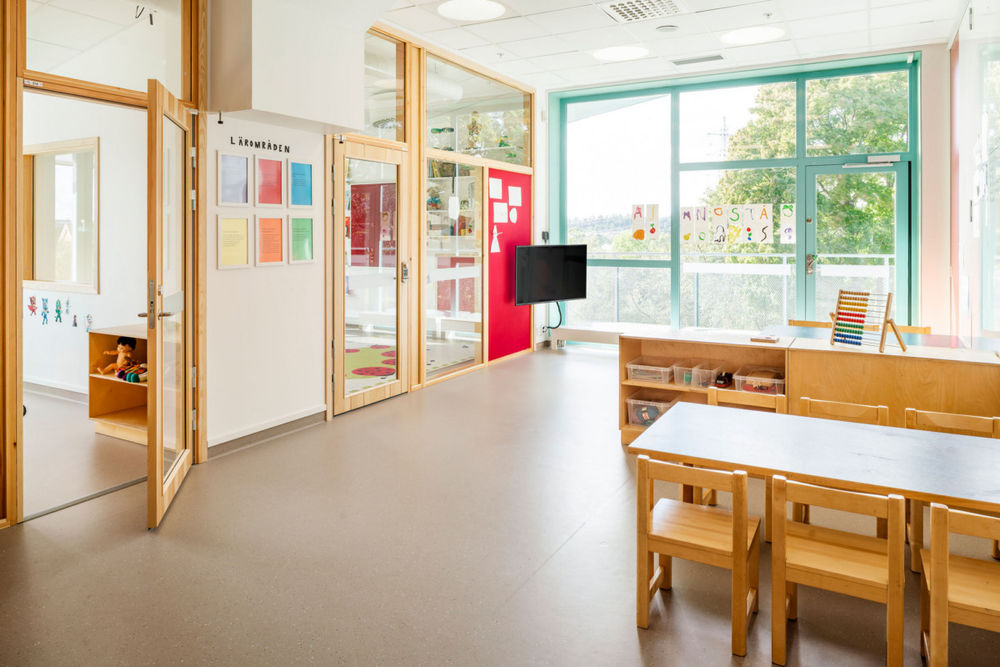 瑞典 Skälby 幼儿园 | 自然光与彩色的学习空间