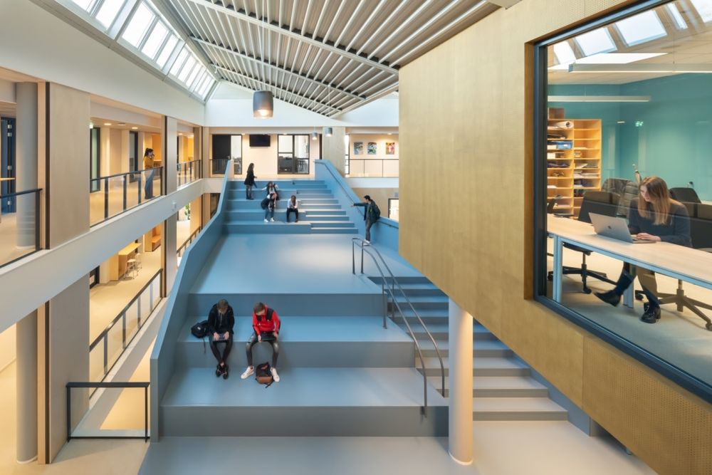 荷兰 Veenendaal 基督教中学 | 未来主义节能建筑设计