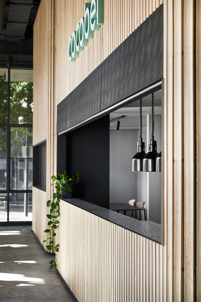 墨尔本 Docklands Cocobei 餐厅 | 工业风与自然温暖的完美融合