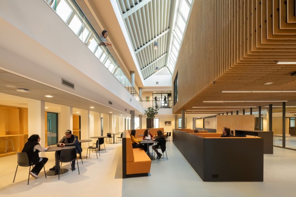 荷兰 Veenendaal 基督教中学 | 未来主义节能建筑设计