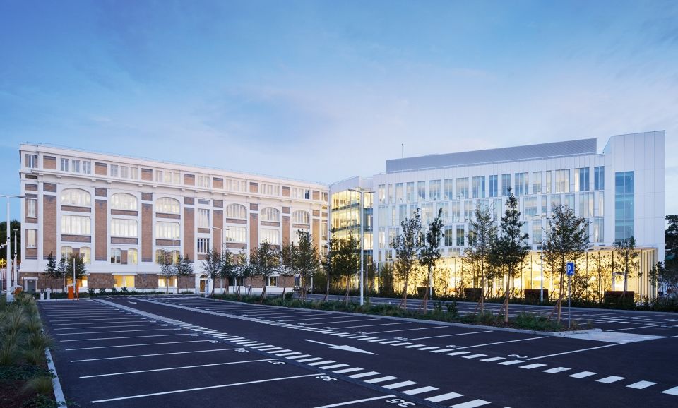法国中央银行 La Courneuve 中心，现代室内设计融合历史遗迹