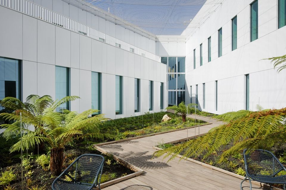 法国中央银行 La Courneuve 中心，现代室内设计融合历史遗迹