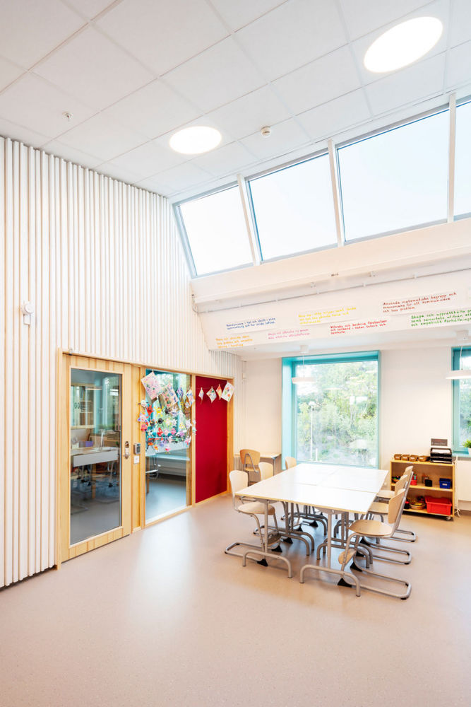瑞典 Skälby 幼儿园 | 自然光与彩色的学习空间