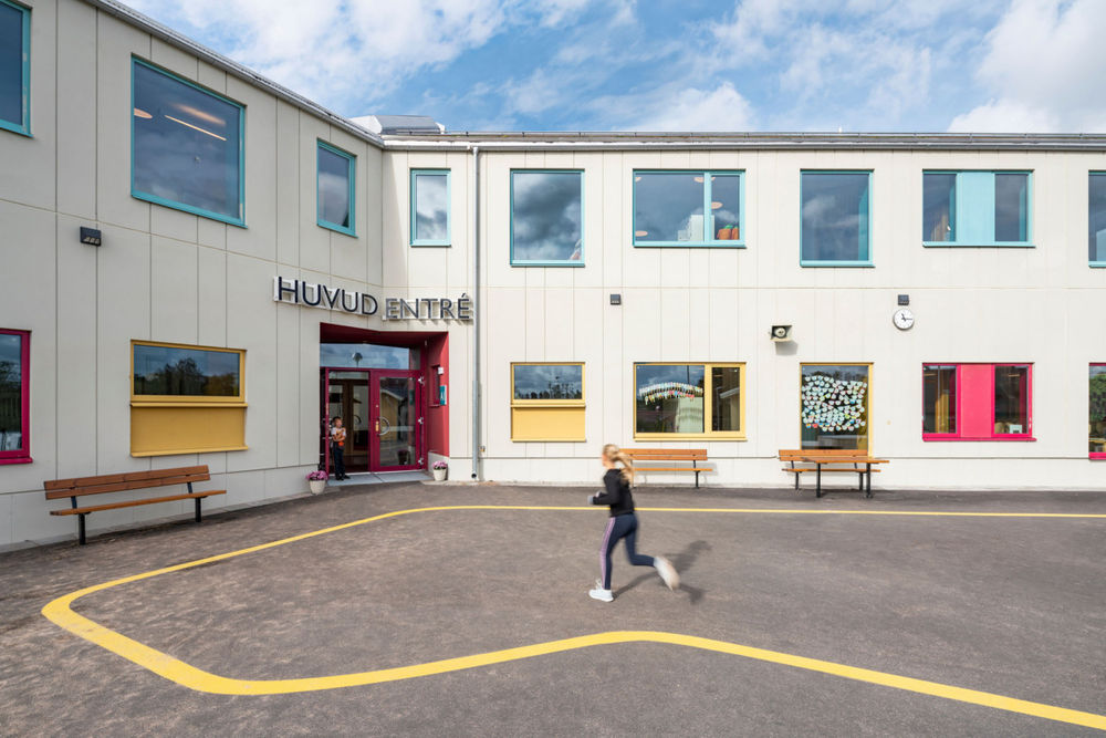 瑞典 Skälby 幼儿园 | 自然光与彩色的学习空间