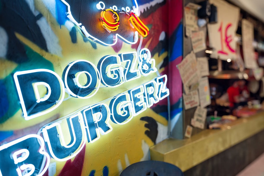 乌克兰基辅"Dogz&Burgers"餐厅 | 简约现代的室内设计