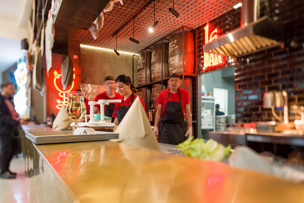 乌克兰基辅"Dogz&Burgers"餐厅 | 简约现代的室内设计