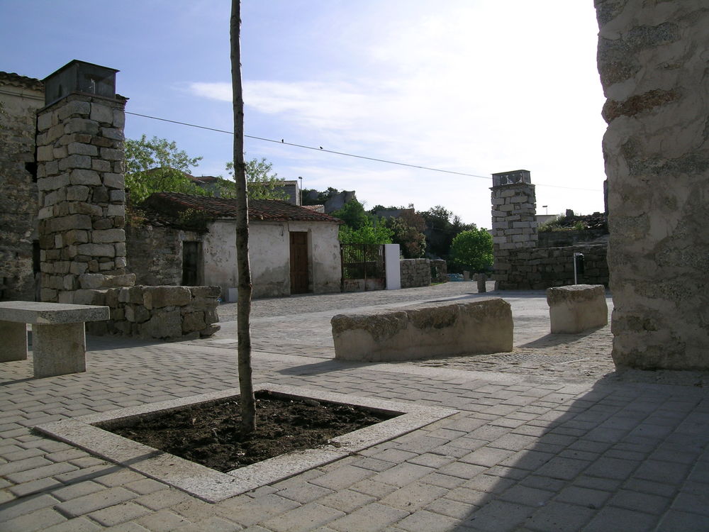 重塑历史记忆 | 意大利 Orotelli 市 Piazza Santa Ruche 广场设计