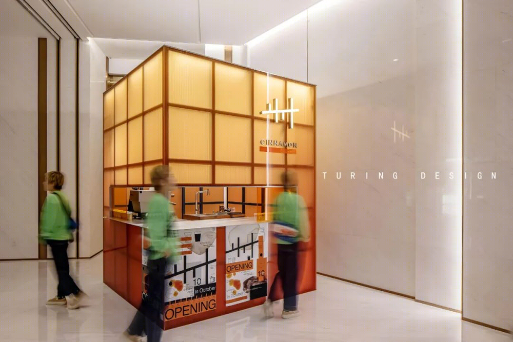 新街口金鹰店“CINNAMON 肉桂咖啡”社恐友好设计，土星吧台成焦点