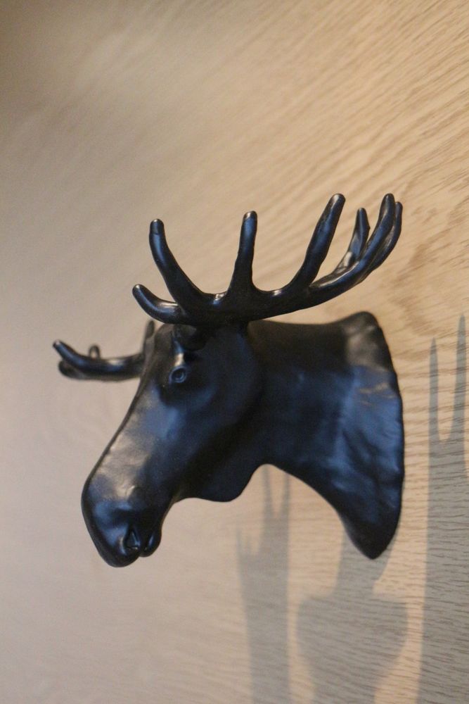 柏林“Spitteleck”餐厅 | 混凝土与黄色的和谐旋律