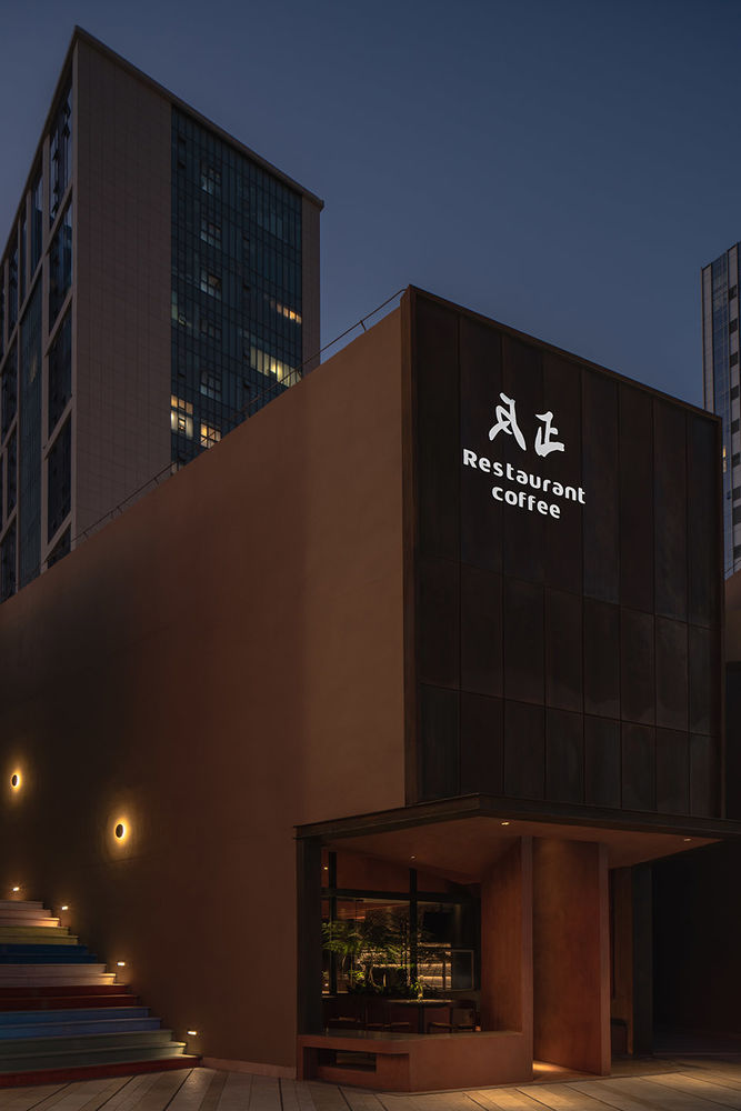在有限空间中创造深邃时空感的餐厅设计