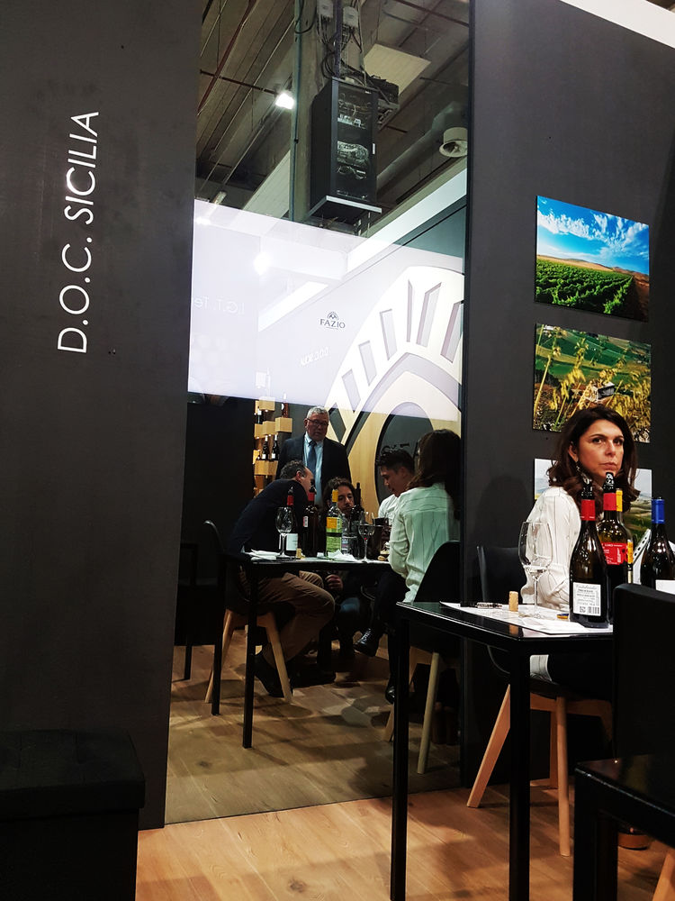 Salvatore Nigrelli 打造 FAZIO WINES 展台，尽显意大利风情