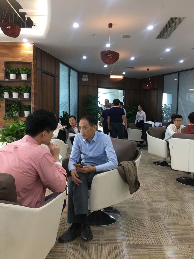 广州西塔办公室 | 暖色调、咖啡科技与员工福祉的完美结合