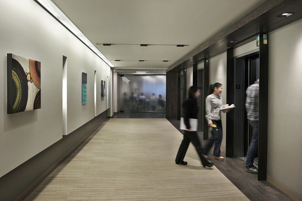 SkB 建筑师打造现代金属木质玻璃大理石办公区
