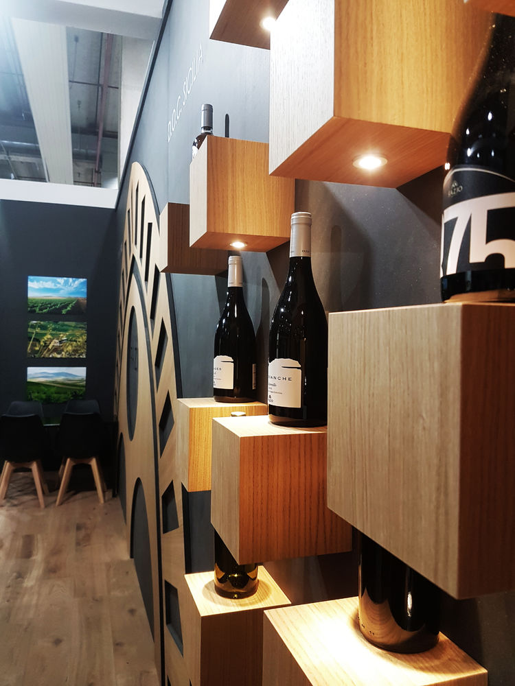 Salvatore Nigrelli 打造 FAZIO WINES 展台，尽显意大利风情