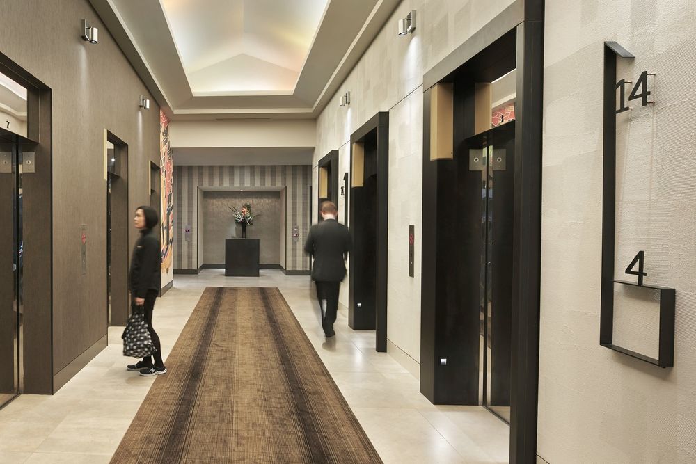 SkB 建筑师打造现代金属木质玻璃大理石办公区