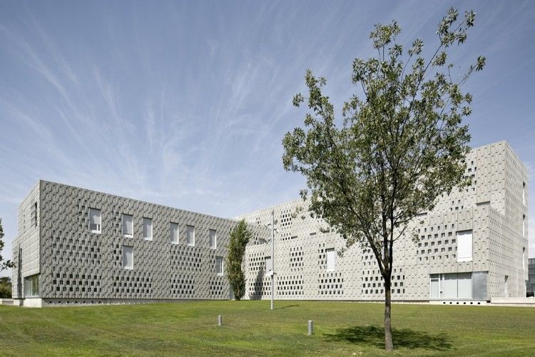 埃布罗河畔的绿色校园 | URV 大学校园设计