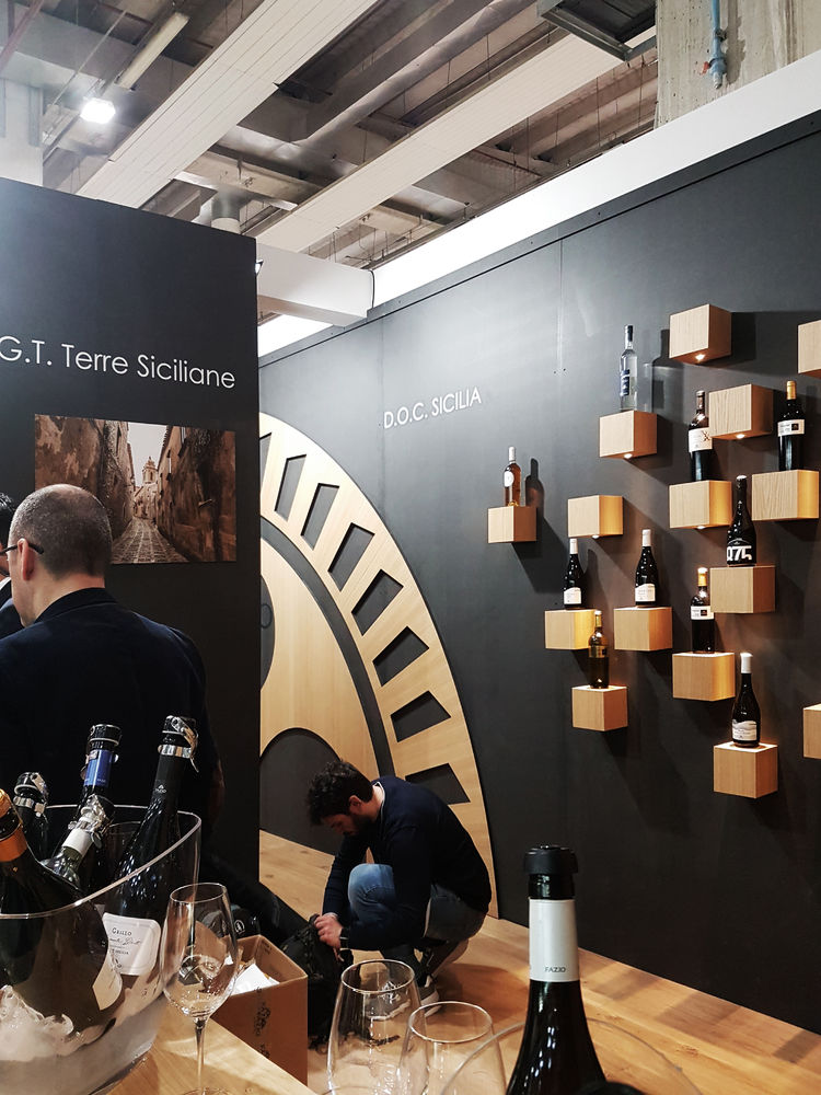 Salvatore Nigrelli 打造 FAZIO WINES 展台，尽显意大利风情