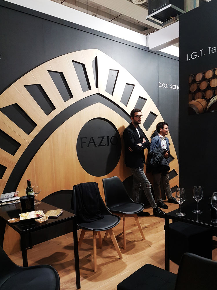 Salvatore Nigrelli 打造 FAZIO WINES 展台，尽显意大利风情