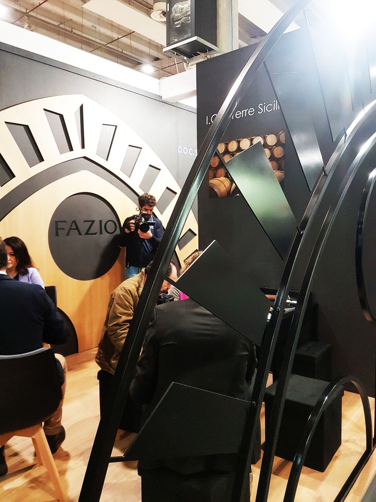 Salvatore Nigrelli 打造 FAZIO WINES 展台，尽显意大利风情