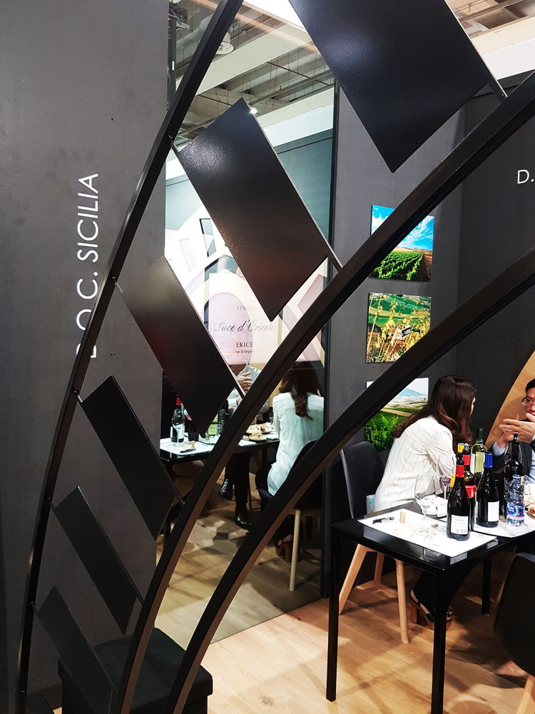 Salvatore Nigrelli 打造 FAZIO WINES 展台，尽显意大利风情