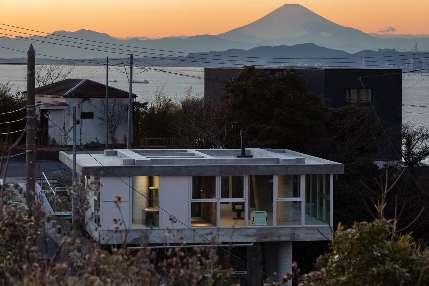 日本建筑师打造悬浮山坡之家，自然元素融入现代设计