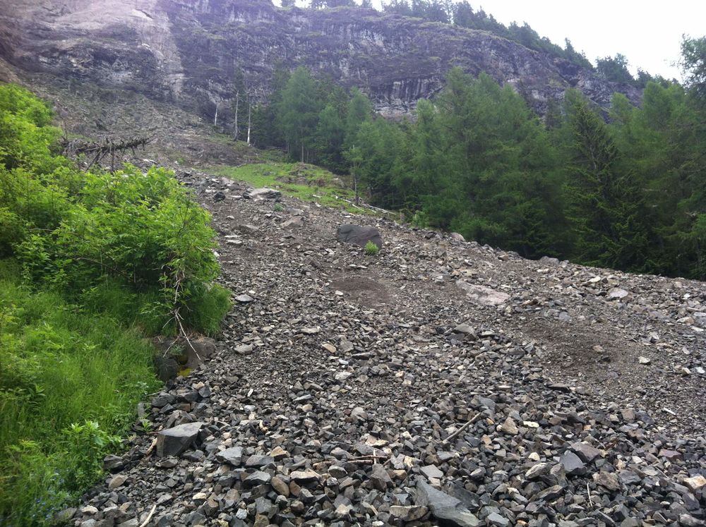 Pedestrian cycle tunnel at the foot of a landslide in Dolomites - Structural design