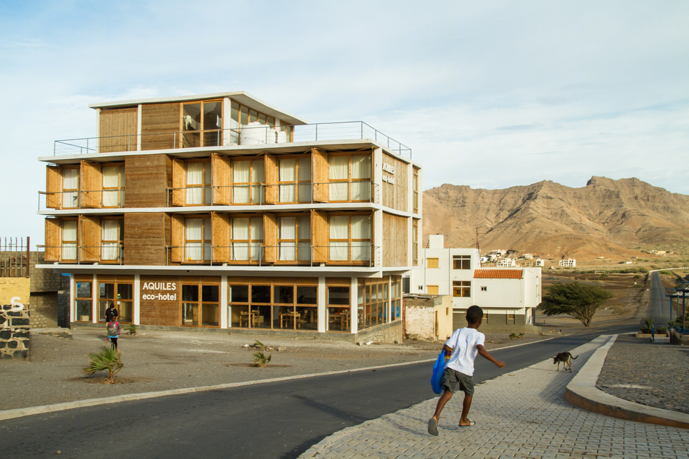 Ramos Castellano Arquitectos 设计佛得角生态酒店，木质集装箱房与环境完美融合