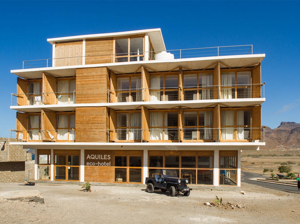 Ramos Castellano Arquitectos 设计佛得角生态酒店，木质集装箱房与环境完美融合