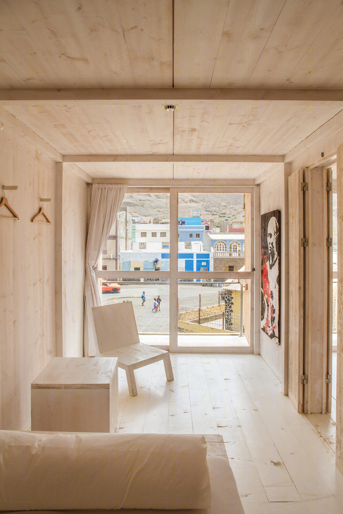 Ramos Castellano Arquitectos 设计佛得角生态酒店，木质集装箱房与环境完美融合