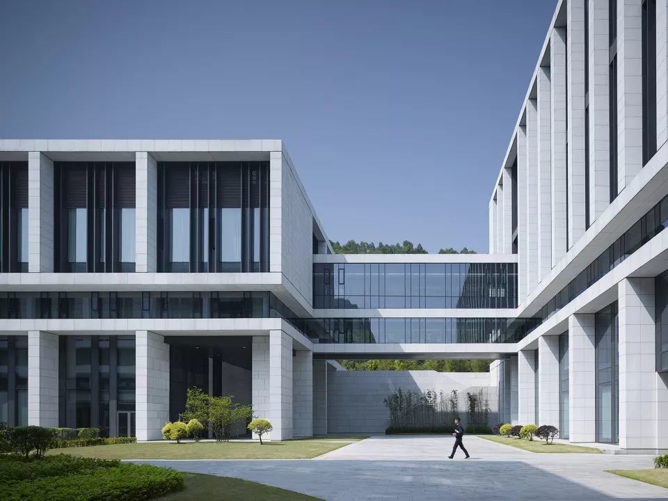 广州南方电网生产科研综合基地——绿色环保的现代办公空间