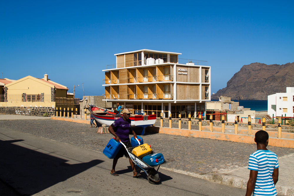 Ramos Castellano Arquitectos 设计佛得角生态酒店，木质集装箱房与环境完美融合