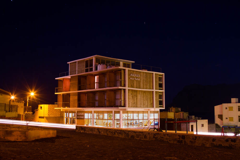 Ramos Castellano Arquitectos 设计佛得角生态酒店，木质集装箱房与环境完美融合