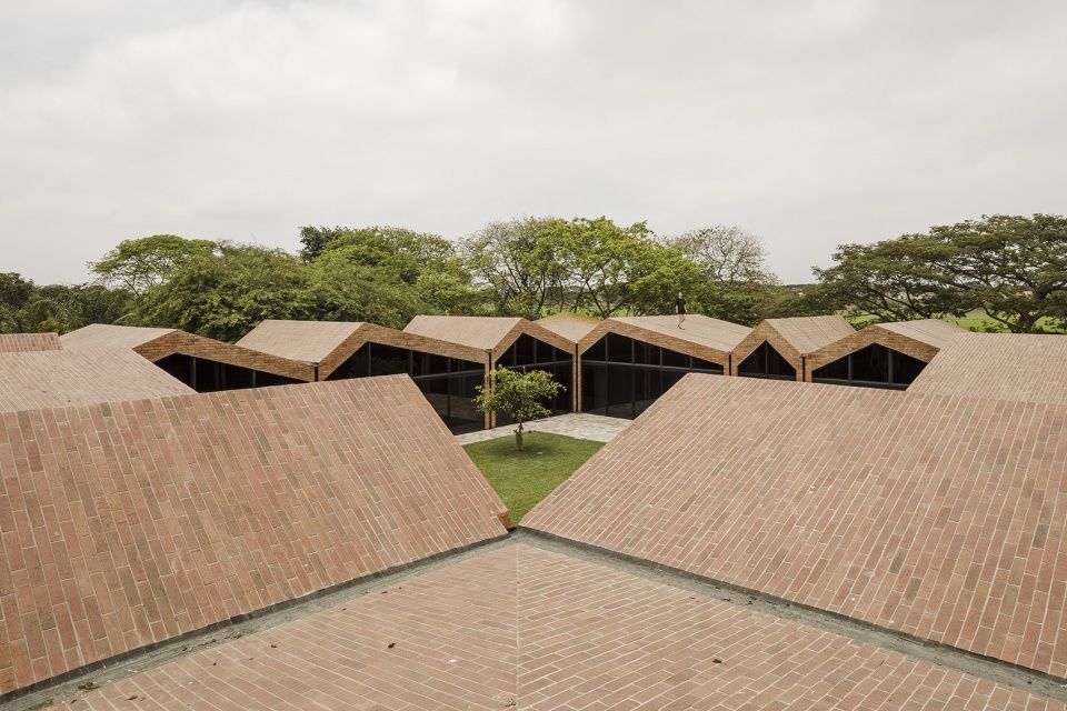 厄瓜多尔 El Cortijo 住宅 | 一体化庭院设计