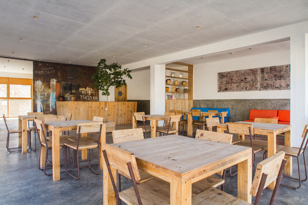 Ramos Castellano Arquitectos 设计佛得角生态酒店，木质集装箱房与环境完美融合