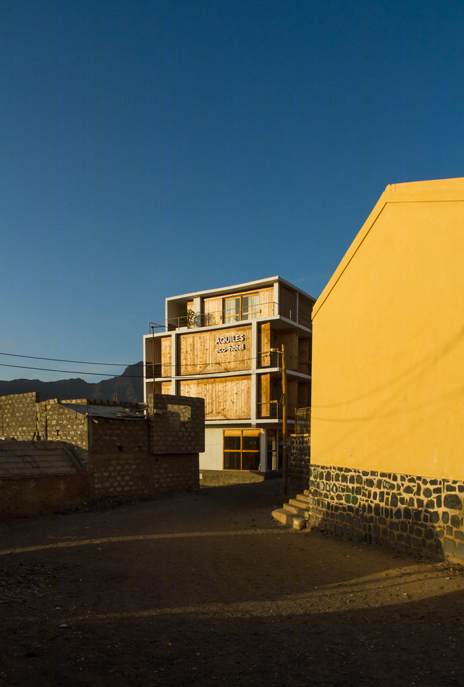 Ramos Castellano Arquitectos 设计佛得角生态酒店，木质集装箱房与环境完美融合