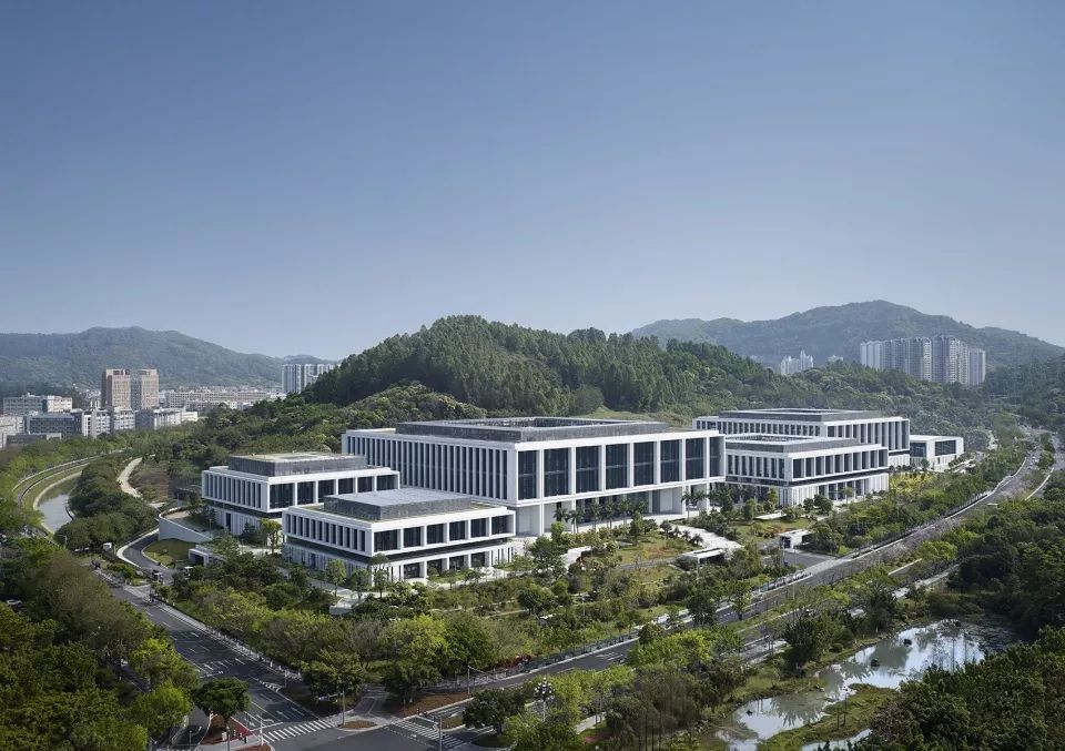 广州南方电网生产科研综合基地——绿色环保的现代办公空间
