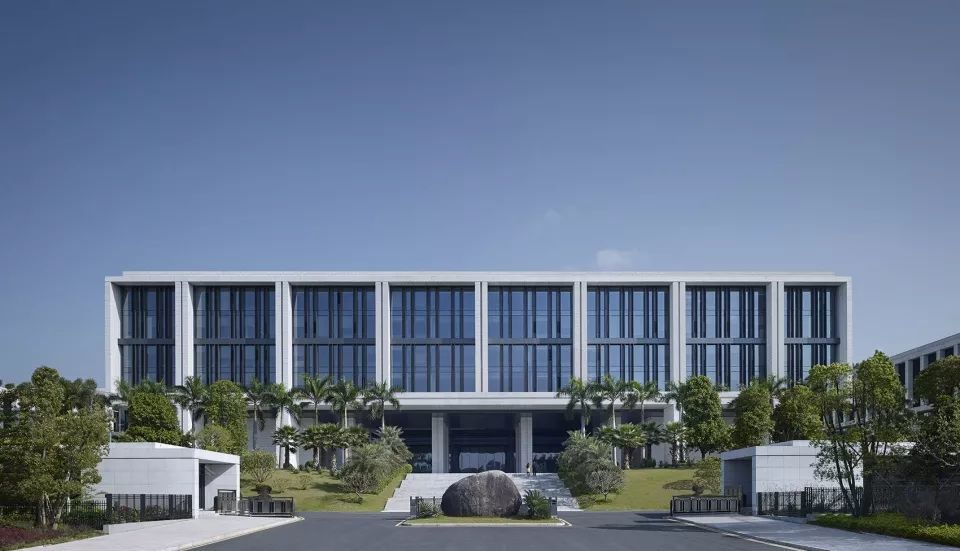 广州南方电网生产科研综合基地——绿色环保的现代办公空间