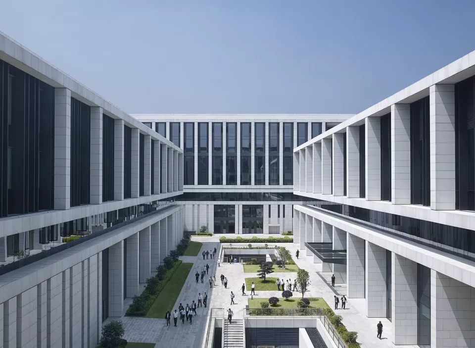广州南方电网生产科研综合基地——绿色环保的现代办公空间