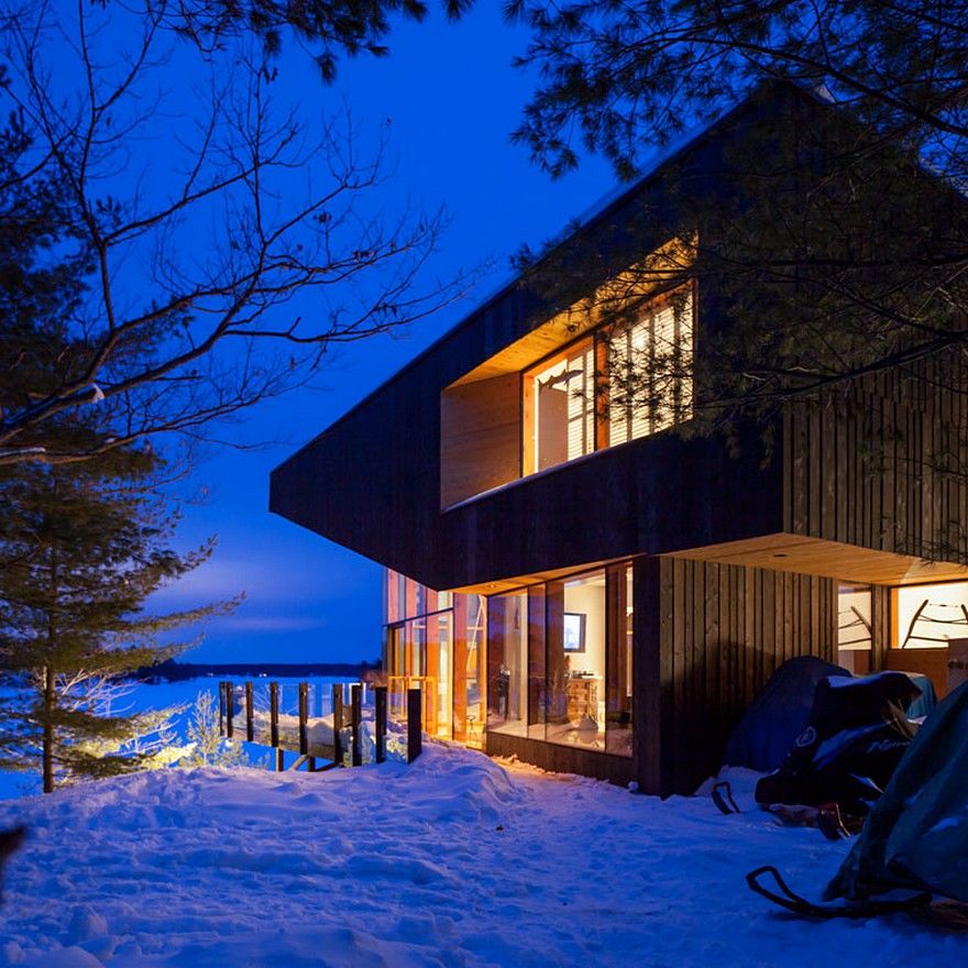加拿大湖边雕塑般的雪松住宅