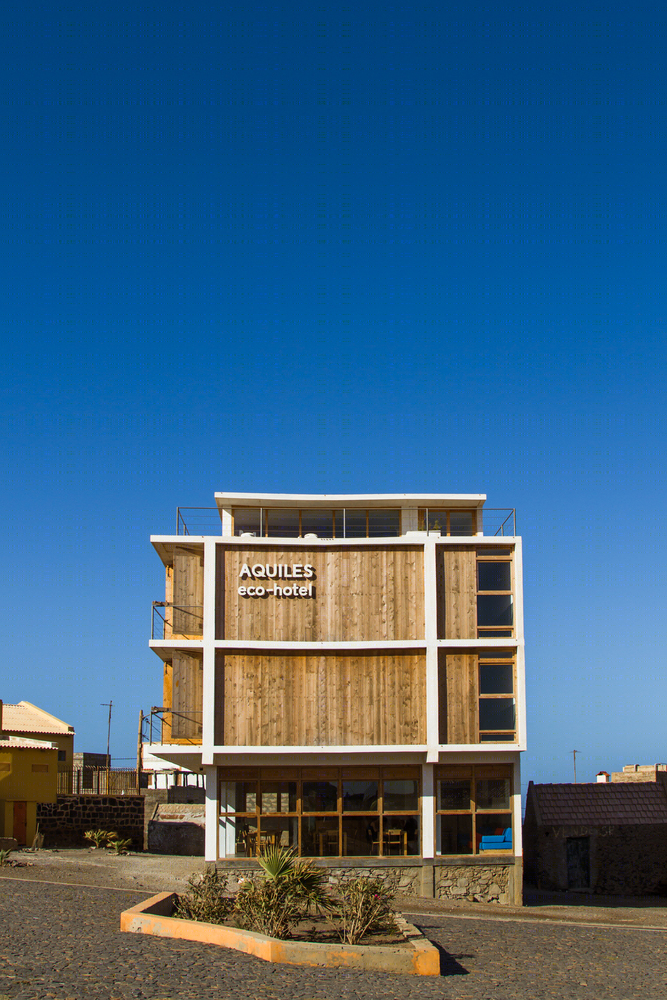 Ramos Castellano Arquitectos 设计佛得角生态酒店，木质集装箱房与环境完美融合